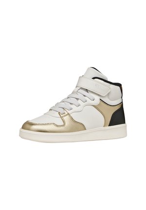 Baskets montantes avec lacets blancs, accents dorés, panneau talon noir et sangle blanche à la cheville sur fond uni.