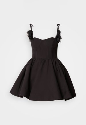 Vestido preto com corpete ajustado e saia rodada. Apresenta alças finas e detalhes florais nos ombros. Textura de tecido suave.