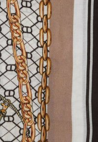 Sciarpa di seta con motivo a catena, con catene dorate e marroni su sfondo bianco, contornate in nero. Il design presenta un aspetto strutturato.