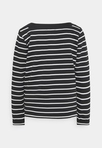 Maglietta a maniche lunghe a righe bianche e nere con collo rotondo e vestibilità regolare. Tessuto di cotone morbido con righe uniformi su corpo e maniche.