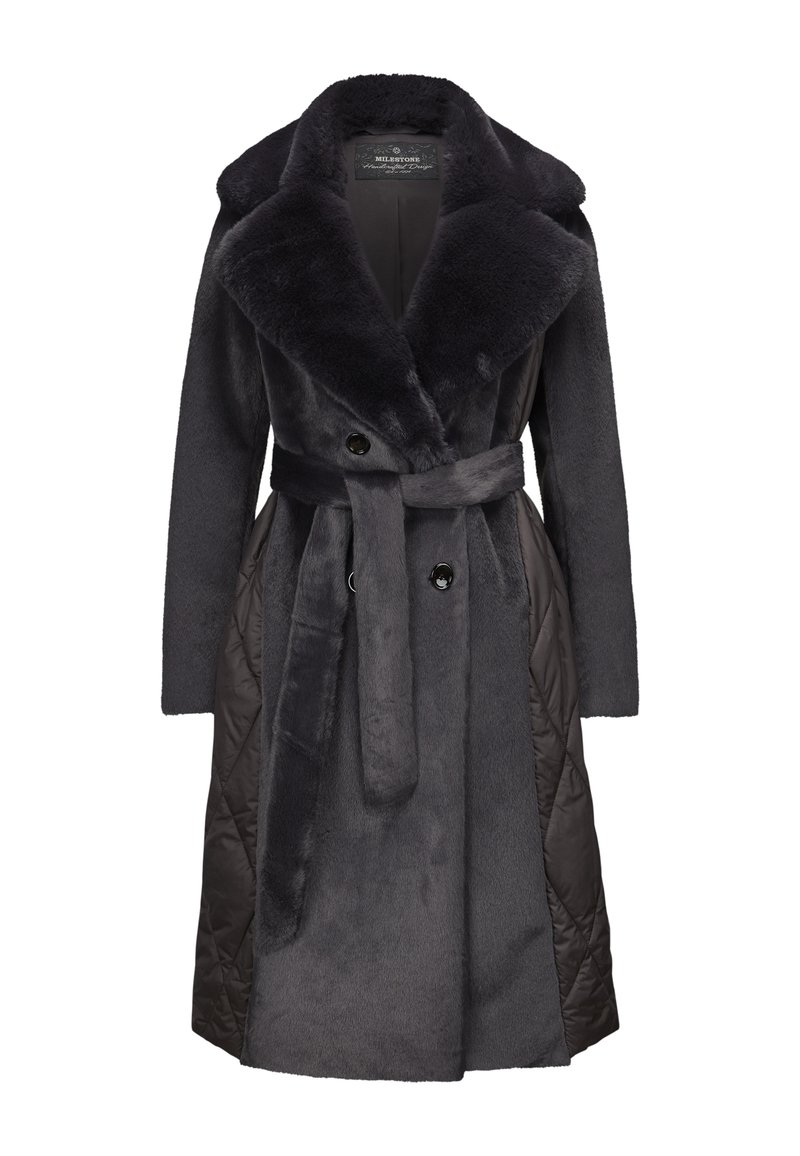 Langer grauer Übermantel mit großem Pelzkragen, tailliertem Gürtel, zwei Knopfverschlüssen und gestepptem Textur an den Seiten.