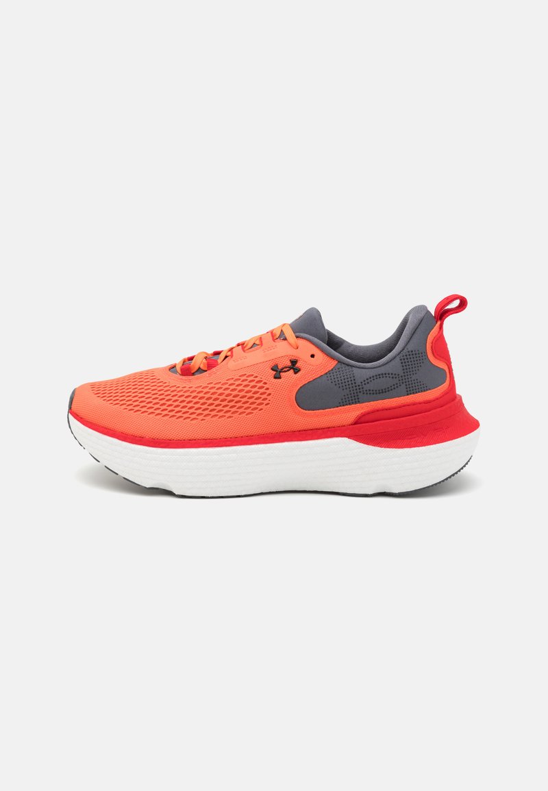 Baskets de sport avec une tige en maille orange respirante, accents gris, semelle intermédiaire blanche et détails rouges au niveau du talon et de la semelle.