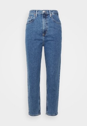 Blauwe denim jeans met hoge taille, voorste knoop- en ritssluiting, voor- en achterzakken, rechte pijp, afgebeeld tegen een witte achtergrond.