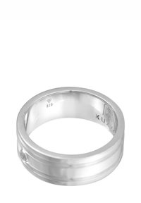 Sølvring med en glat, poleret overflade og to teksturerede bånd omkring midten, mærket med "925" for ægthed som sterlingsølv.