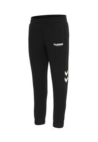 Zwarte sweatpants van zacht materiaal, met een elastische tailleband, zijzakken en witte chevronaccenten op de benen.