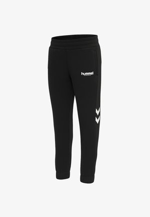 Czarne dresy uszyte z miękkiego materiału, z elastycznym pasem w talii, bocznymi kieszeniami oraz białymi akcentami w kształcie chevronu na nogawkach.