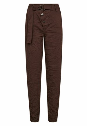 Pantaloni in tessuto marrone, sgualciti, con vita alta, passanti per cintura e cintura staccabile. Presentano chiusura con zip e bottone con cinque tasche.