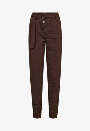 Pantaloni in tessuto marrone, sgualciti, con vita alta, passanti per cintura e cintura staccabile. Presentano chiusura con zip e bottone con cinque tasche.