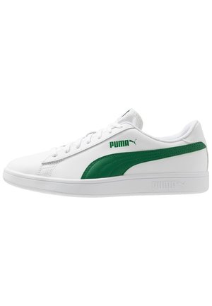 Biały niski sneakers Puma z zielonym paskiem i logo Puma po boku i na pięcie, płaska biała podeszwa i sznurowany design.