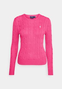 Su�éter de punto trenzado en color rosa con mangas largas, cuello y dobladillo acanalados, y un pequeño logo en el pecho. Confeccionado en una suave tela texturada.