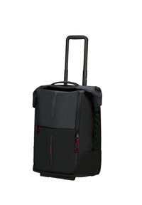 Schwarzer Rucksack mit Rollen und einem Rolltop-Design, ausgestattet mit roten Reißverschlüssen, einem stabilen Griff und gepolsterten Schultergurten zum Tragen.