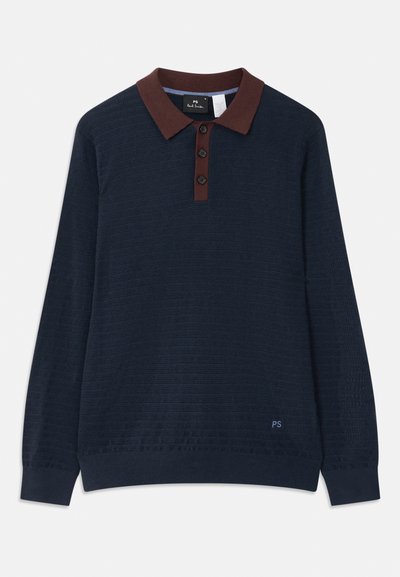 Marineblå strukturert langermet polo-skjorte med brun krage og knappestolpe, med en liten "PS"-logo nær sømmen.