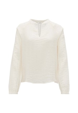 Blusa bianca a maniche lunghe in tessuto testurizzato; presenta un colletto rotondo con apertura a occhio di bue e dettagli arricciati lungo le spalle.