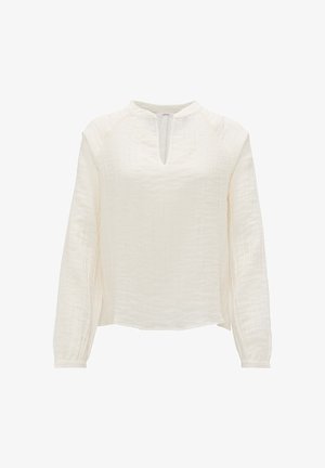 Witte blouse met lange mouwen, gemaakt van textuurstof; heeft een ronde hals met een sleutelgatopening en geplooide details langs de schouders.
