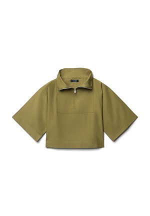 Maglione a maniche corte, verde oliva, con mezza zip, vestibilità rilassata, forma squadrata e una tasca frontale. Texture liscia.