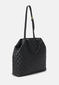 Svart quiltad axelväska med slät textur, en strukturerad form, dubbla axelremmar och guldmetallaccenter.