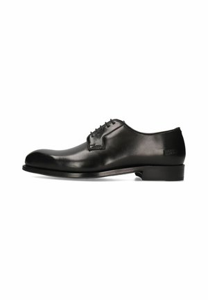 Zapato de vestir de cuero negro con punta redondeada, diseño con cordones y acabado suave. Presenta un tacón bajo y ligeramente apilado, con una marca sutil.