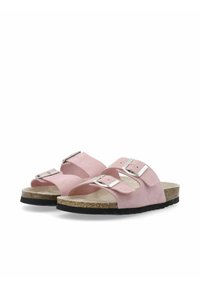 Sandali in suede rosa con due fibbie regolabili in argento, soletta in sughero e suola in gomma nera. Design open-toe con dettagli a taglio.