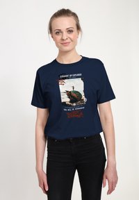 Camiseta de algodón azul marino con un diseño gráfico que incluye texto e ilustración en la parte frontal. Mangas cortas y cuello redondo.