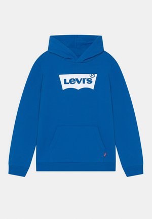 Niebieska bluza z kapturem, z kieszenią z przodu i białym logo Levi's na środku klatki piersiowej.