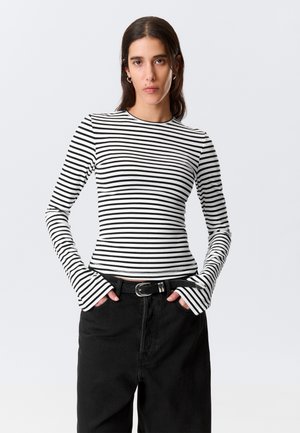 - Bluzka z długim rękawem