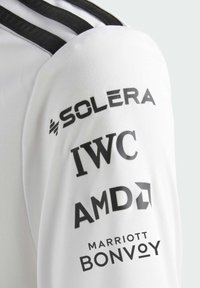 Bijela sportska majica od tkanine s crnim tekstualnim logotipima: SOLERA, IWC, AMD, MARRIOTT BONVOY. Crne prugaste akcenti na ramenima.