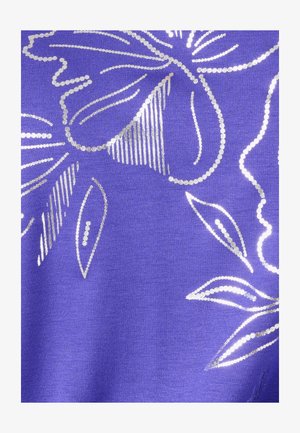 Tissu violet avec un motif floral argenté orné de sequins et d'accents linéaires. La texture semble lisse et douce.