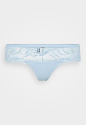 Tanga azzurro chiaro con vita in pizzo decorato con motivi floreali, tessuto morbido e finitura liscia. Il design include una cucitura centrale sul retro.