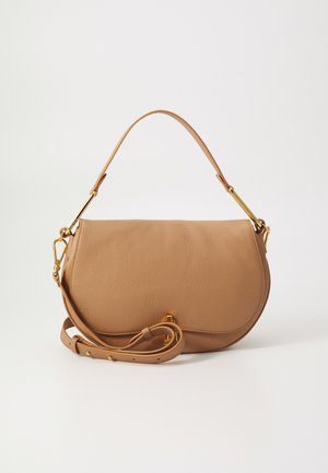 Bruine leren handtas met een afgeronde vorm, uitgerust met een korte bovenhandgreep, een lange verstelbare schouderriem en gouden hardware accenten.