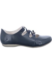Chaussure en cuir bleu marine avec un bout rond, un design découpé et des lacets décoratifs. Semelle plate avec un logo de marque subtil sur le côté.