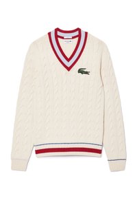 Pull en maille torsadée crème avec col en V rayé rouge et bleu, poignets, ourlet, et logo crocodile vert Lacoste sur la poitrine.