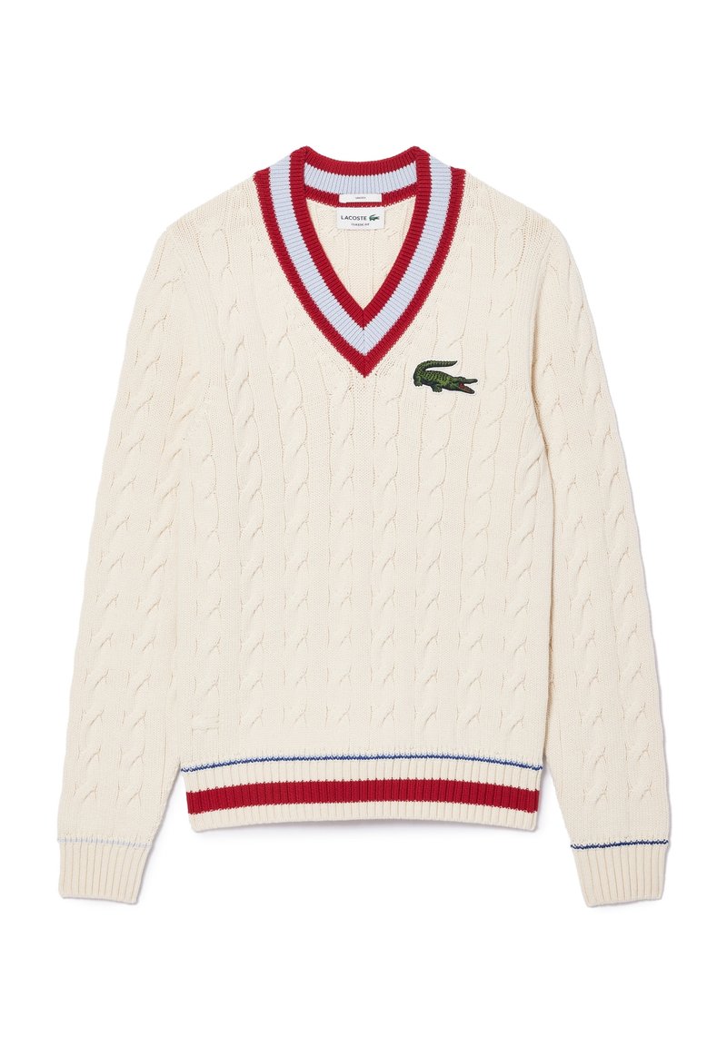 Pull en maille torsadée crème avec col en V rayé rouge et bleu, poignets, ourlet, et logo crocodile vert Lacoste sur la poitrine.