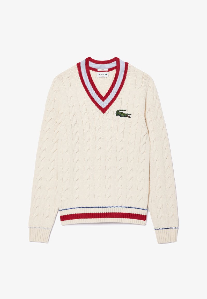 Pull en maille torsadée crème avec col en V rayé rouge et bleu, poignets, ourlet, et logo crocodile vert Lacoste sur la poitrine.