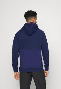 Nike Performance FC HOODIE - Felpa con cappuccio - midnight navy/habanero red/black