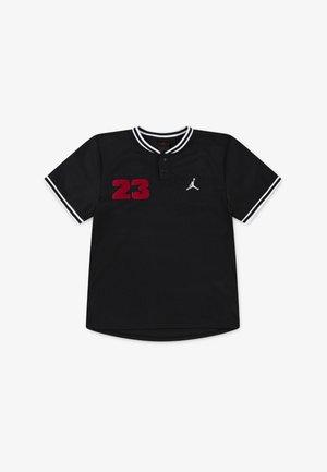 Maglietta nera in mesh con maniche corte, collo a righe bianche, logo rosso "23" e emblema Jumpman bianco sul petto. Design con bottoni.