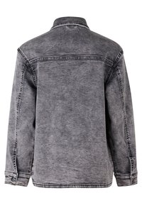 Chaqueta de mezclilla gris deslavada con mangas largas, costuras visibles, puños abotonados y dobladillo recto, vista desde la parte de atrás.