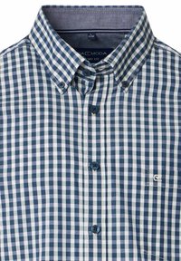 Blauw-witte geblokte knopshirt, korte kraag, twee knopen, met een klein logo op de zak en een textuurstof.