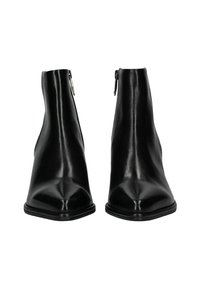 Botas de cuero negro hasta el tobillo con un acabado liso, punta afilada y cremalleras laterales. Suelas negras resistentes con un ligero tacón.