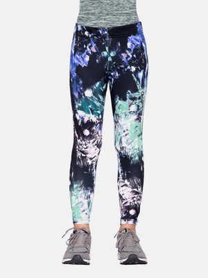 Widok z przodu osoby noszącej kolorowe legginsy z abstrakcyjnym wzorem w odcieniach niebieskiego, zielonego, fioletowego i białego, w szarych tenisówkach i szarym topie.