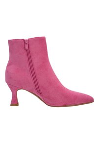 Botín de ante rosa con puntera afilada y tacón delgado. Tiene un cierre con zipper lateral y una textura suave.