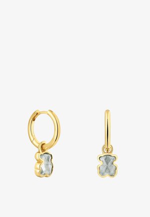 Boucles d'oreilles créoles en or avec un pendentif en forme d'ourson en gomme, orné d'une pierre texturée gris clair en forme d'ourson, finition métallique lisse.