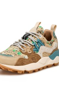Bunt gefärbter Sneaker mit floralen Mustern, beigem Wildleder, türkisfarbenen Akzenten und einer strukturierten Gummisohle mit ausgeprägtem Profil.