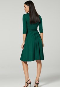 Chelsea Clark UMSTANDSKLEID MIT STILLFUNKTION - Rochie din jerseu - Dunkelgrün