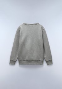 Sudadera gris, hecha de una suave mezcla de algodón, presenta un cuello redondo acanalado, mangas largas y un dobladillo y puños ligeramente elásticos.