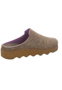 Bruine vilten pantoffel met paarse voering, ronde vorm en een kurkachtige, golvende buitenzool, met zichtbare stiksels langs de randen.