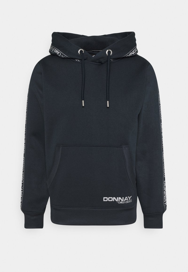 Sweat à capuche bleu marine avec poche avant, capuche à cordon et logo blanc en accent. Présente un tissu texturé avec un ruban latéral de marque.