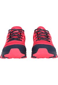 Chaussures de trail running rouge et marine avec une tige en mesh, des lacets contrastants, des semelles en caoutchouc épaisses et un profil texturé pour une meilleure adhérence.