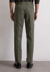Pantalons vert olive en tissu lisse, présentant un design à jambes droites, deux poches arrière et une finition soignée au niveau de l'ourlet.