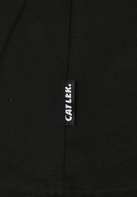Czarny bawełniany t-shirt o miękkiej, gładkiej teksturze. Posiada białą metkę z logo "CAYLER" wyszytą z boku. Prosty, minimalistyczny design.