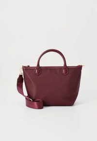 Sac à main bordeaux en matériau durable avec une finition lisse ; doté de poignées courtes et d'une bandoulière amovible. Fermeture zippée sur le dessus.